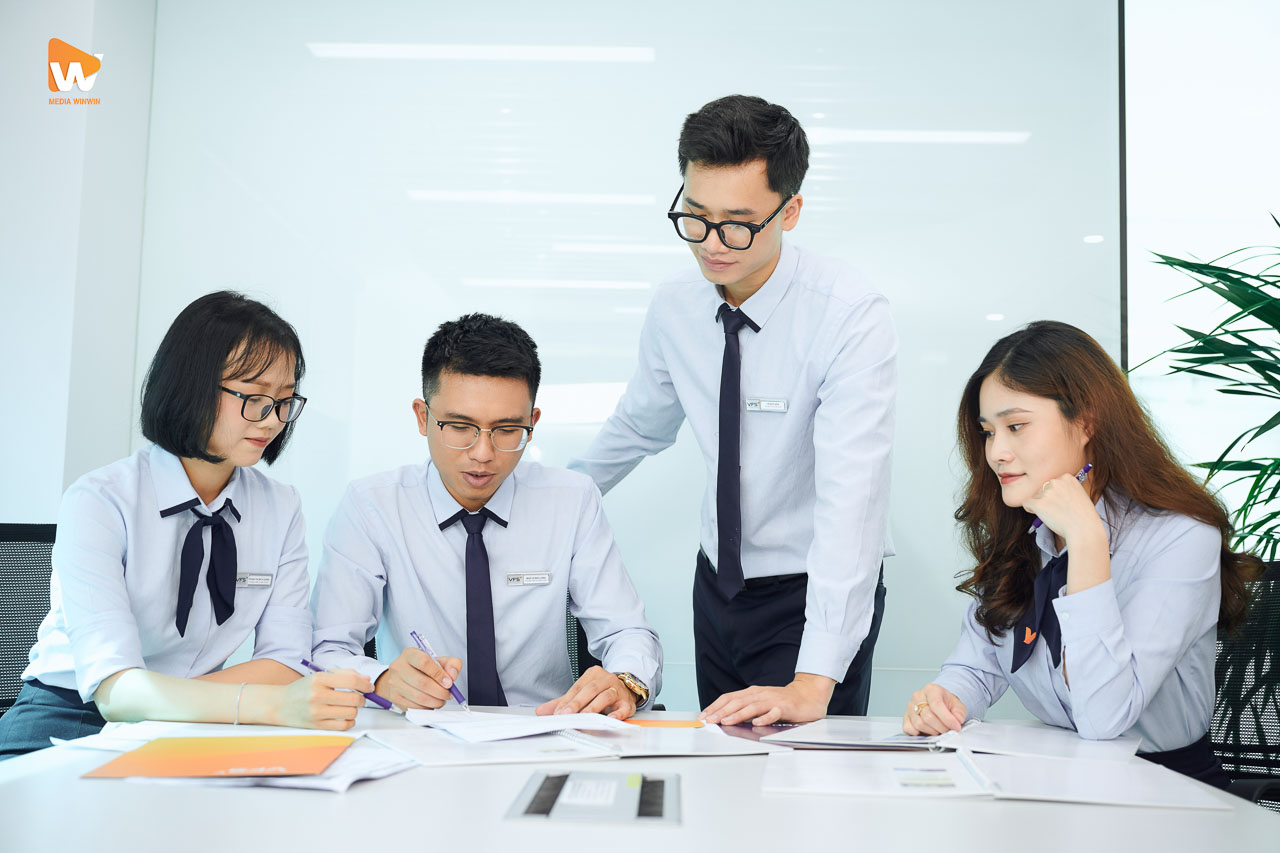 Nhóm chuyên viên VFS Securities họp quanh bàn làm việc trong dự án chụp ảnh profile